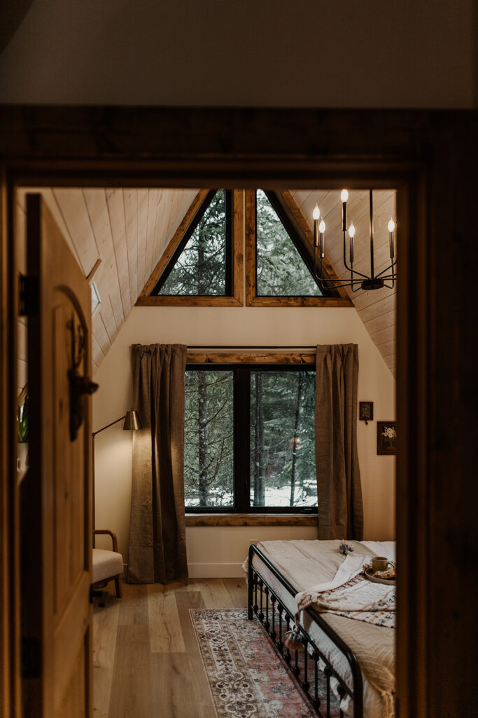 Take a tour around the room